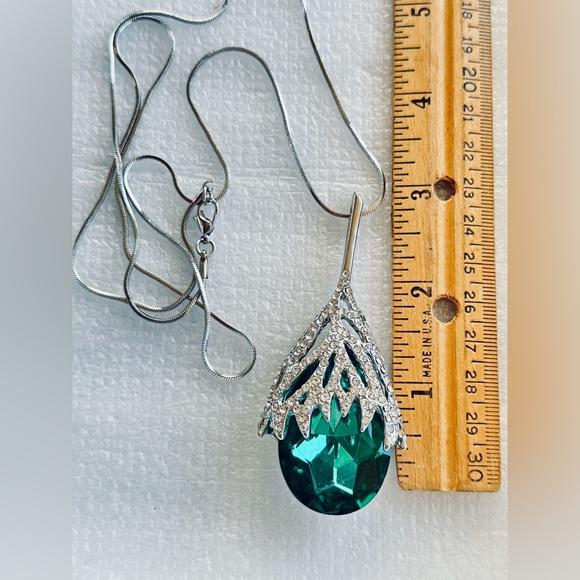 Impressive Bold Holiday Necklace and Poinsettia Earrings Set - Picture 4 of 4